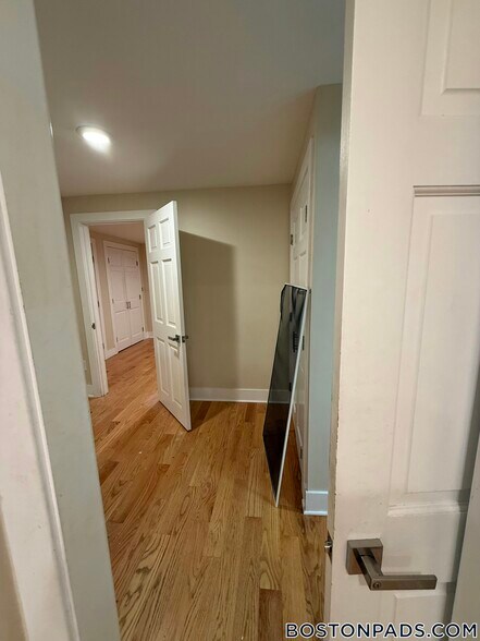 Building Photo - 2 Buckingham St