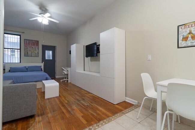 Building Photo - 250 E 82nd St