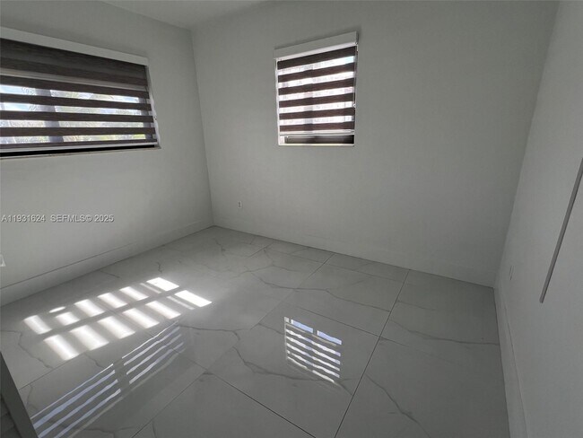 Building Photo - 5470 W 8th Ln