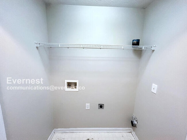 Building Photo - 1424 Snow Hill Dr