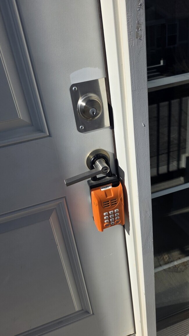 Building Photo - Maintenance free living in Blue Valley School district