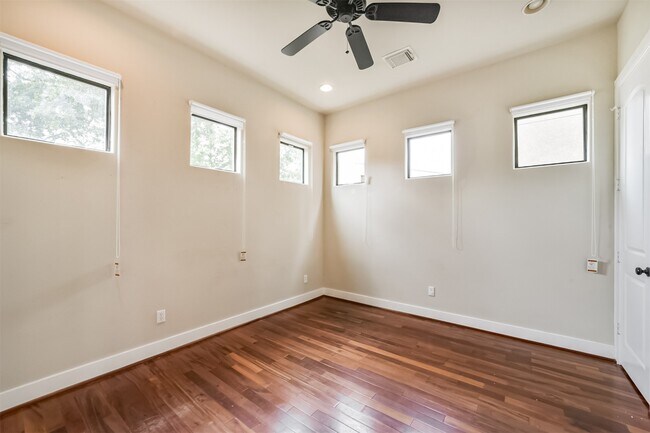 Building Photo - 11025 Robin Hood Ct