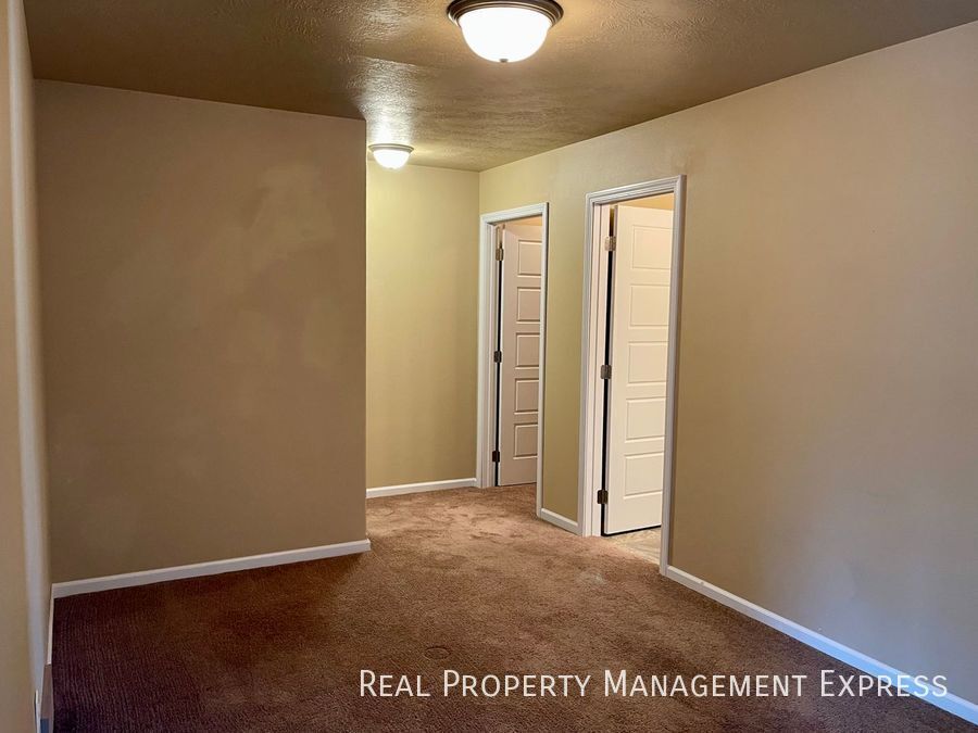 Building Photo - Amazing 3 Bedroom 2.5 Bath townhome in Harrisburg