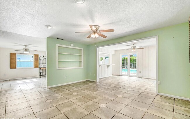 Building Photo - 4189 Hammock Dr