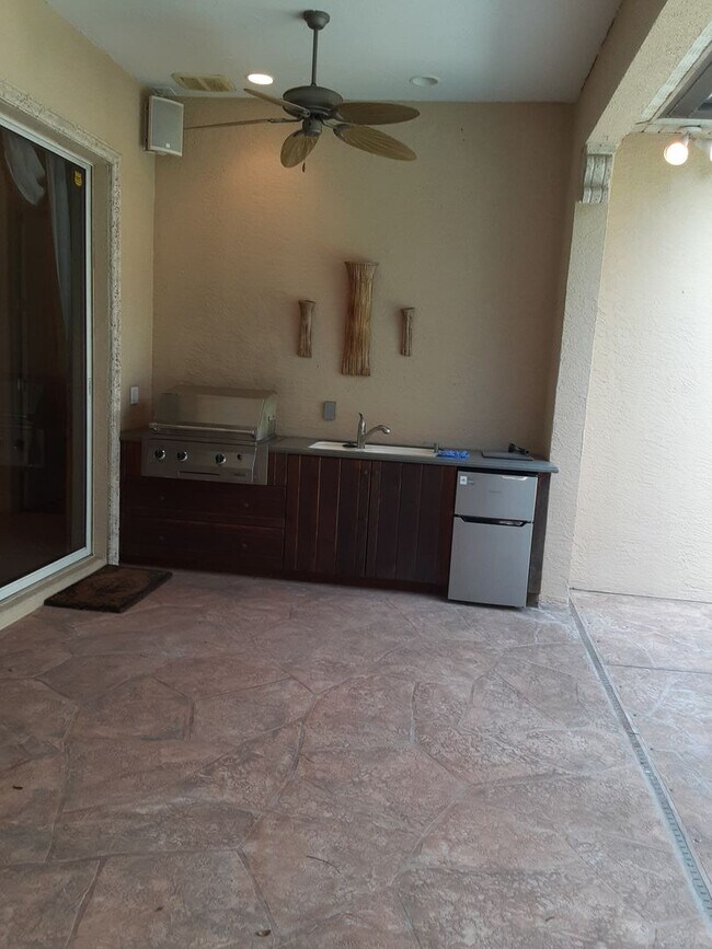 Building Photo - Annual unfurnished 3/2 SFH with pool in The Oaks!