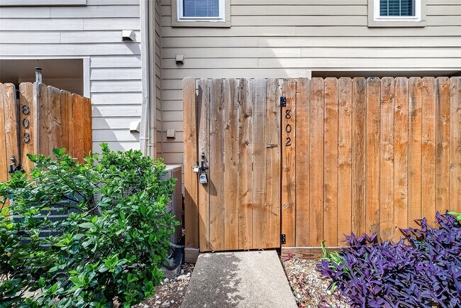 Building Photo - 10615 Briar Forest Dr