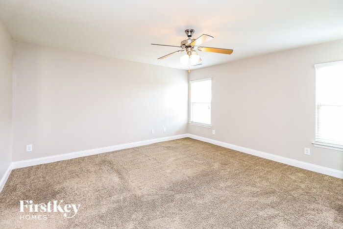 Building Photo - 495 River Crest Dr N