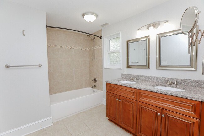 Building Photo - Stunning home rental in Portsmouth!