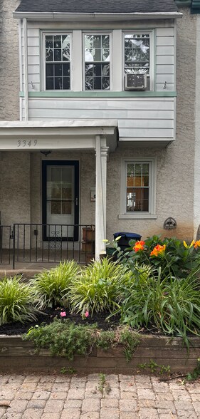 Building Photo - 3349 Ainslie Street