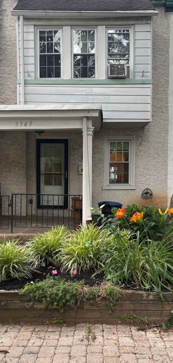 Building Photo - 3349 Ainslie Street