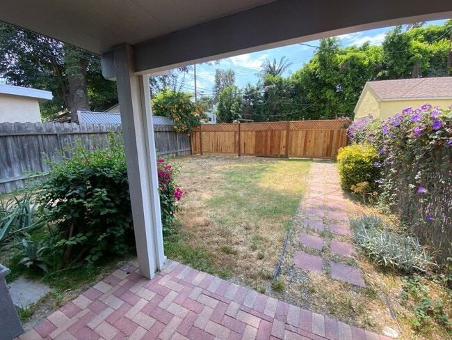 Building Photo - UNFURNISHED- 3B2B House in Toluca Lake/NoHo