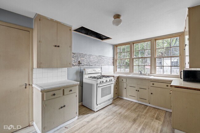 Building Photo - 217 Boulevard Pl