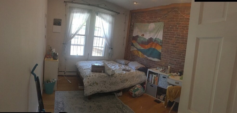 Primary Photo - 24 S Huntington Ave