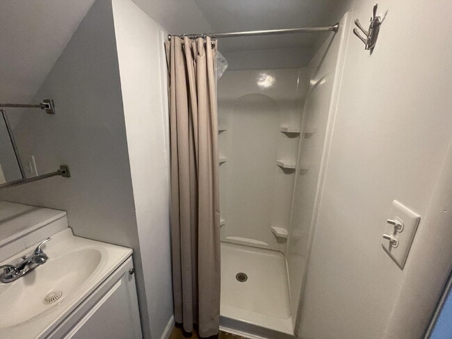 Building Photo - "Charming 3-Bed Home with Finished Basemen...