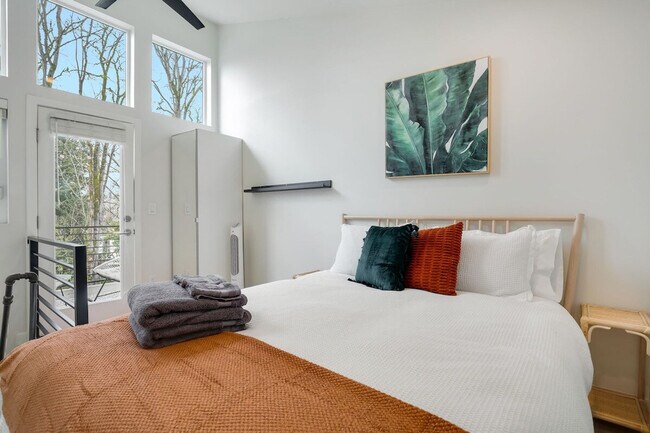 Building Photo - 3843 20th Ave SW