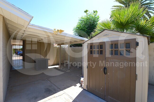 Building Photo - 8608 E Vernon Ave
