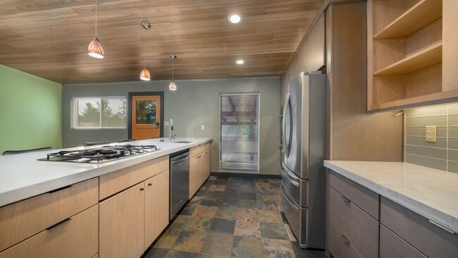 Building Photo - Modernized Mid Century Home Near Broadmoor