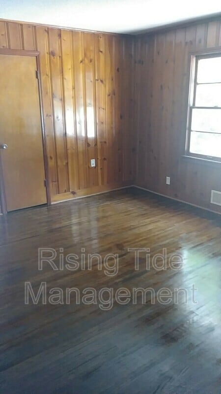 Building Photo - 517 5th Ct