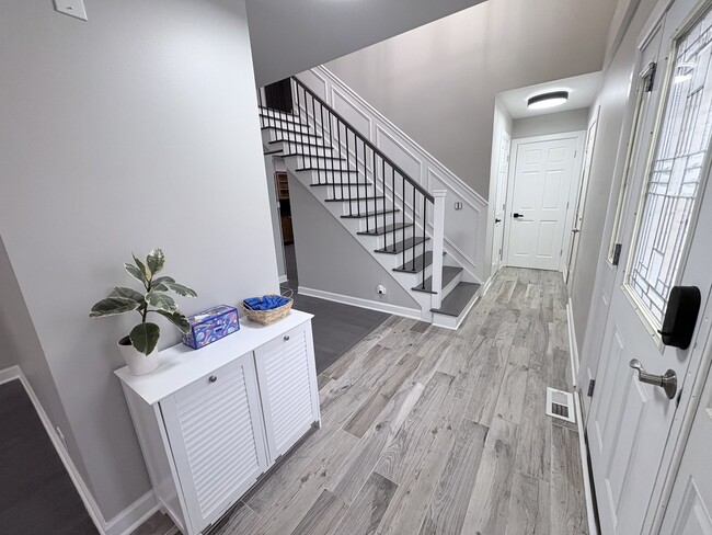 Building Photo - 1004 Longford Rd