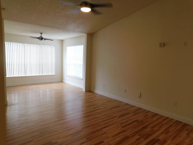 Building Photo - Large 2 Bed 2 Bath Fully Updated Condo, Ne...