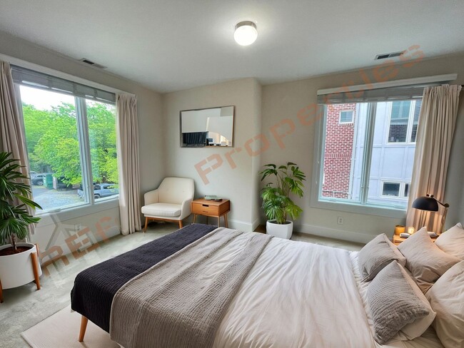 Building Photo - Bright and Airy! 3rd Floor 1 Bedroom 1 Bat...