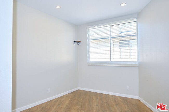 Building Photo - 842 11th St