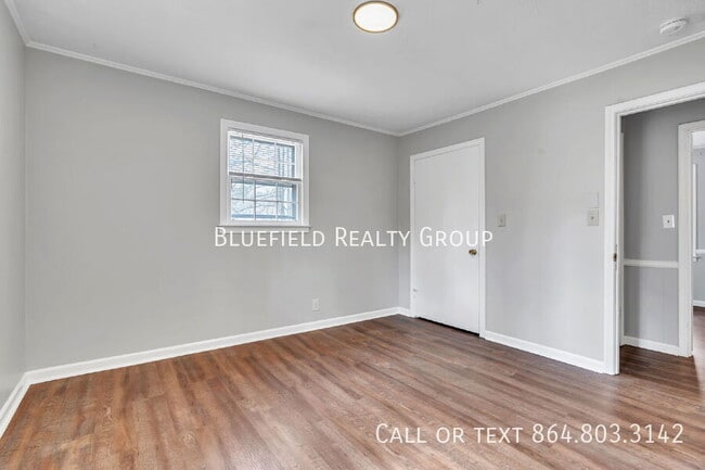 Building Photo - 107 111 River Rd Cir