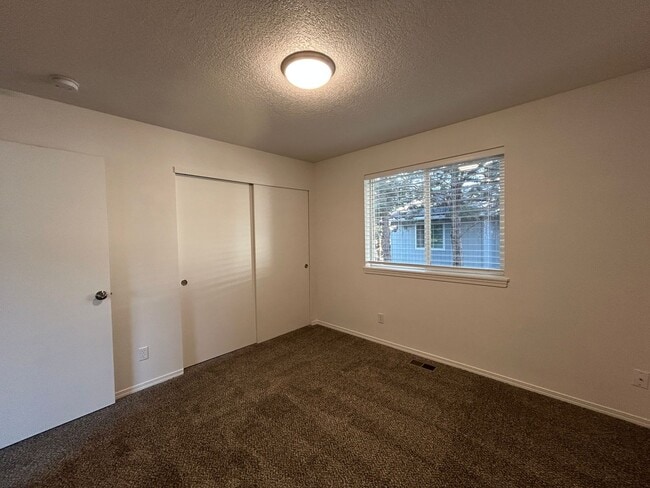 Building Photo - 1073 NE Hidden Valley Dr