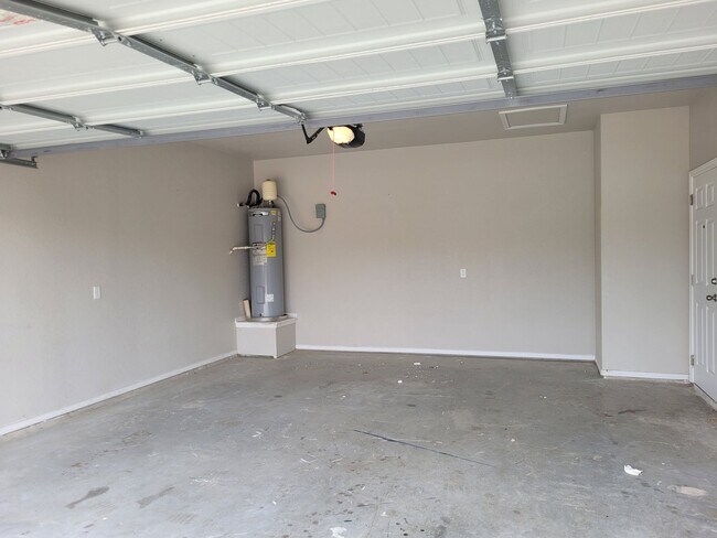 Building Photo - Luxury 3/2 Duplex in Seguin, Texas