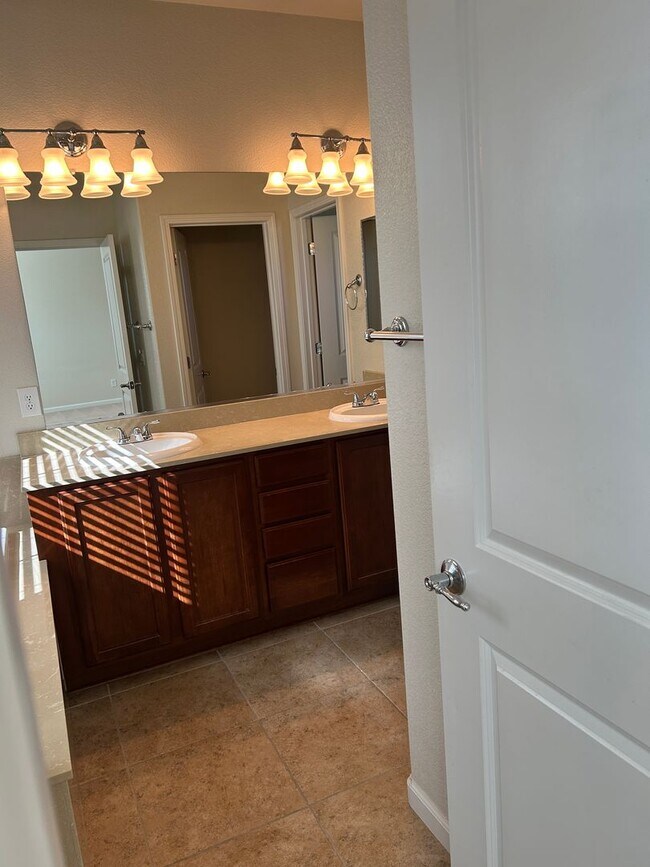 Building Photo - **READY FOR MOVE IN** Somersett Townhome