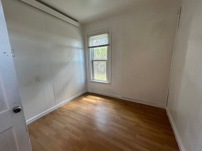 Building Photo - 2 Bed 1 Bath Large House with Fenced Yard and Washer Dryer Hookups