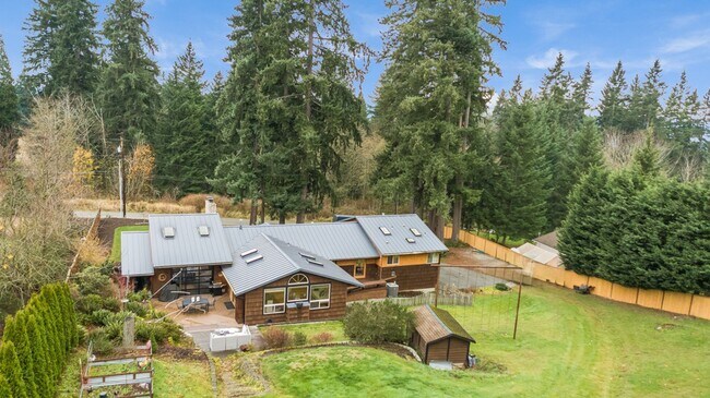 Building Photo - 5 Bedroom 3 Bathroom House With A Huge Yard