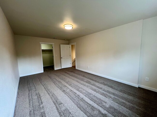 Building Photo - Fully Remodeled  3 BD + Den