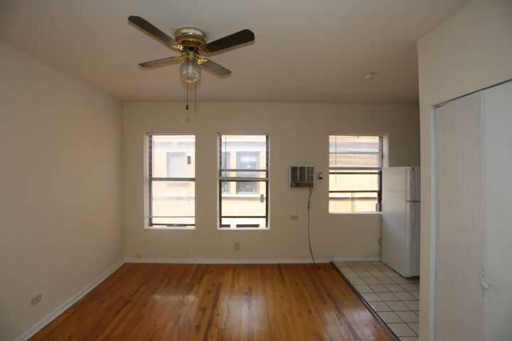 Building Photo - 838 W Cornelia Ave