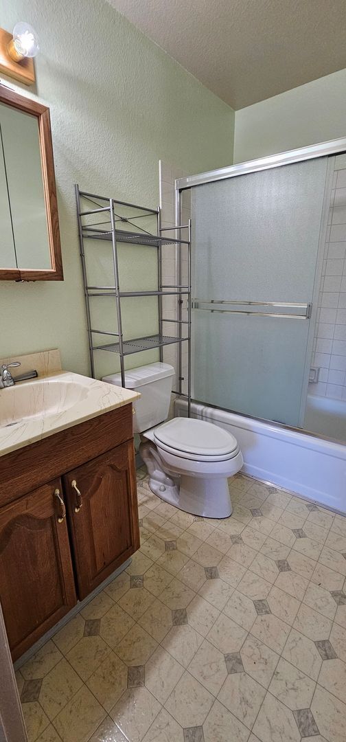 Building Photo - For Rent 3 bedroom 2 bath 2 car garage, Mi...