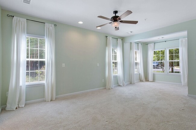 Building Photo - Stunning, Spacious 2 Bedroom Condo in Midl...