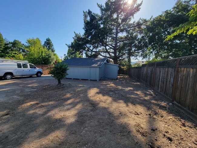 Building Photo - 158 Hall Ln