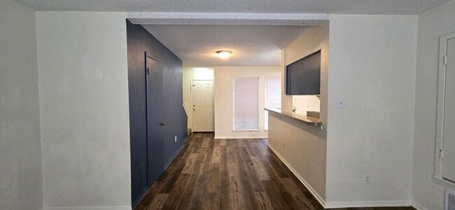 Building Photo - Tour Today! 2/1.5 Townhome in Longview