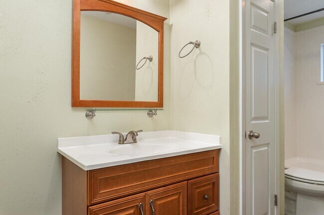 Building Photo - 2318 Colonial Ridge Dr