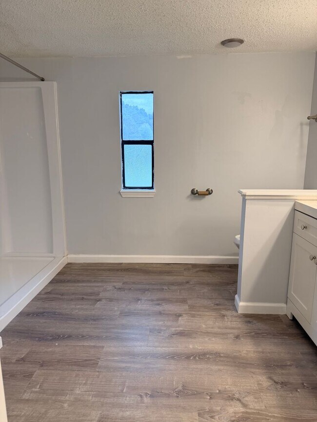 Building Photo - Rare Rockford rental available now!