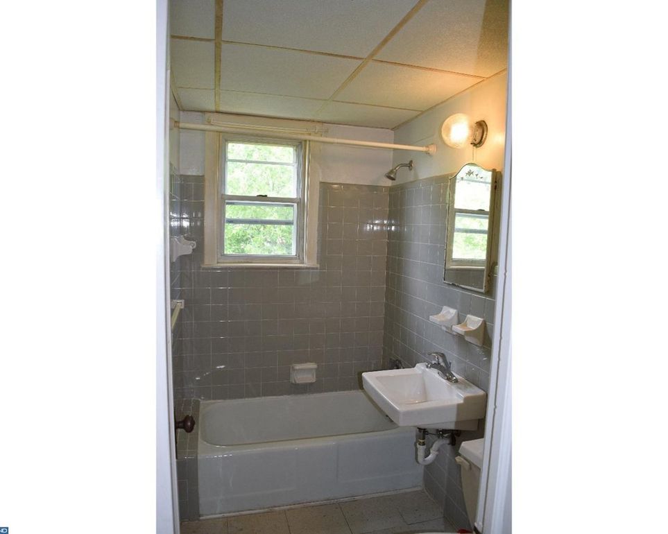 Second floor bathroom - 11 Corbin Ct