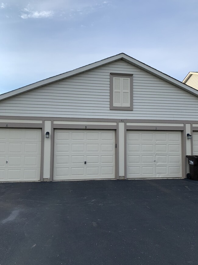 Building Photo - 245 Crestview Dr