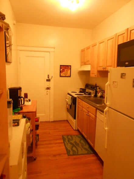 Building Photo - 39 Carlton St