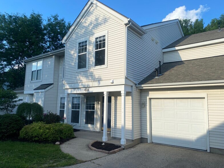 Front view and garage - 2989 Holborn Cir