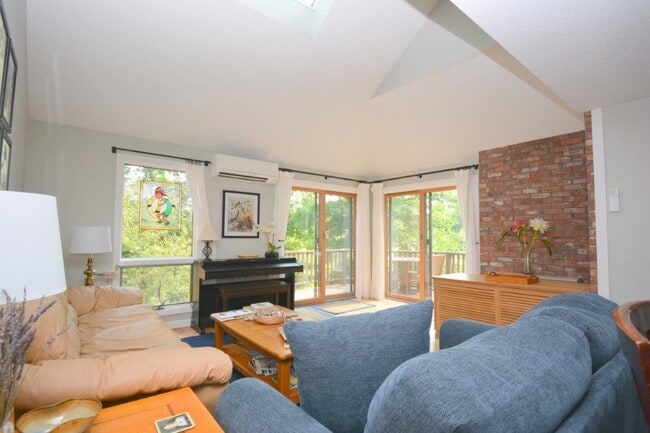 Building Photo - 3 Lakeview Pl