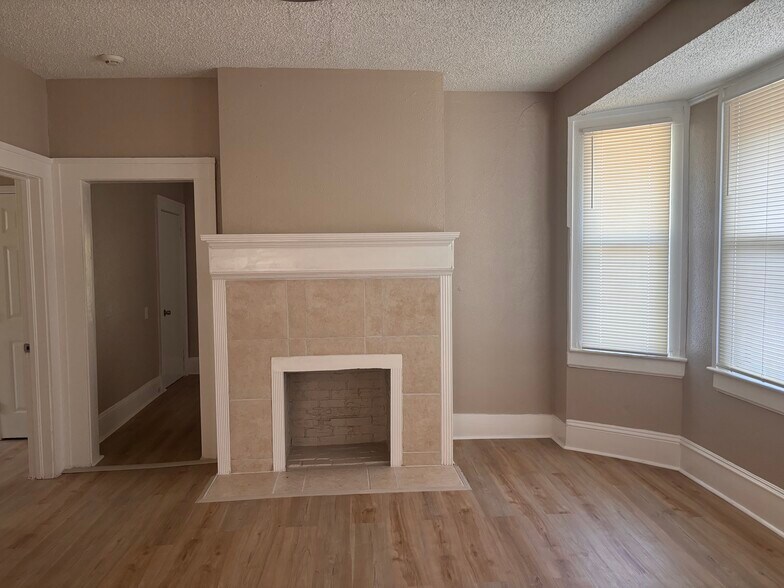 Fireplace in grand room - 617 Ivy St