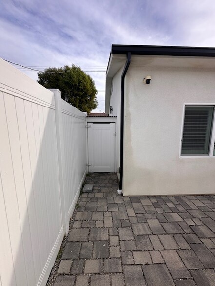 Building Photo - 10905 Olinda St