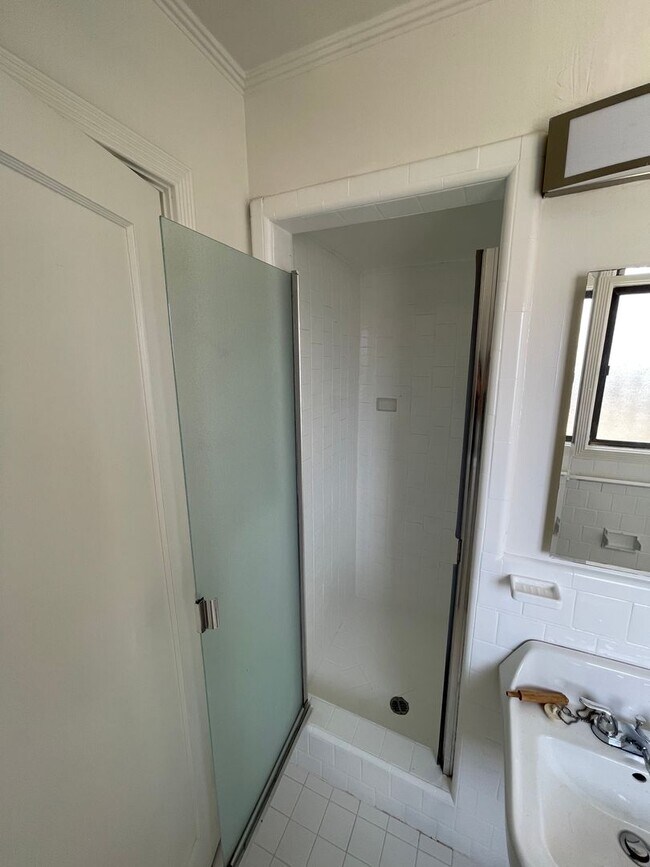 Building Photo - 208-212 Pinehurst Way