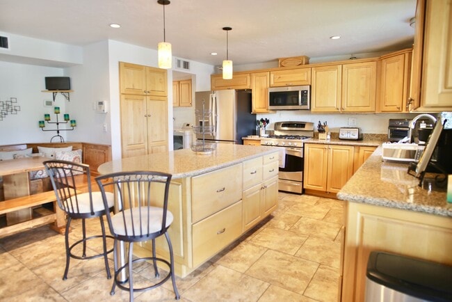 Building Photo - 4 Bedroom Furnished in Catalina Foothills with Pool