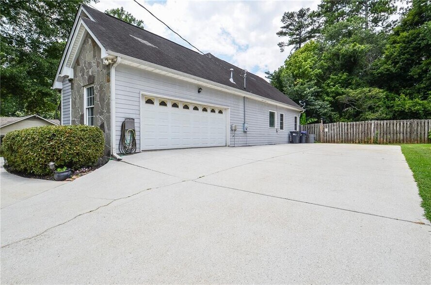 Building Photo - 223 Windsong Ln SW